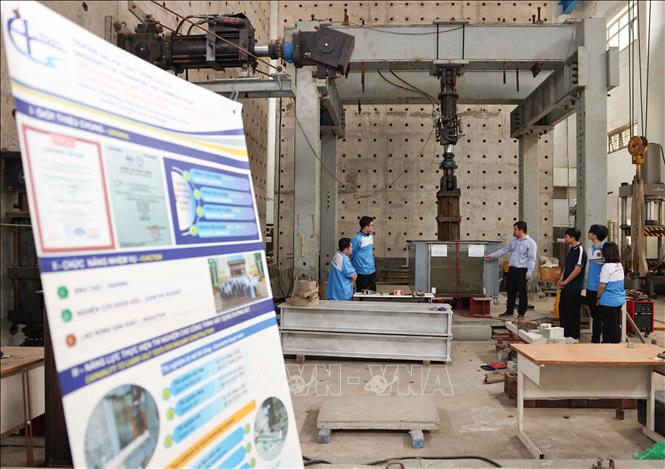 Trong nhiều năm qua, Trường Đại học Giao thông vận tải nói chung cũng như khoa Công trình nói riêng liên tục được đầu tư về trang thiết bị, phòng thí nghiệm. Với cách làm như vậy, sinh viên được tiếp cận với một phần của thực tế ngay trong nhà trường. Để khi ra công trường, các em sẵn sàng vào việc. Ảnh: Thanh Tùng – TTXVN
