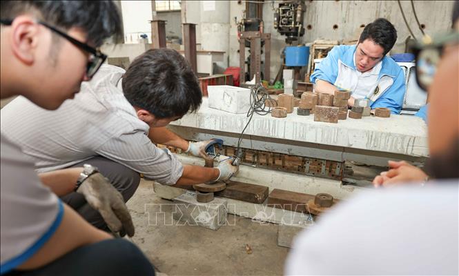 Khoa Công trình thực hiện chặt chẽ 3 trụ cột: Lý thuyết, thực tế và ứng dụng công nghệ với thành tựu của chuyển đổi số để sinh viên được tiếp cận chương trình học một cách tối ưu nhất. Ảnh: Thanh Tùng – TTXVN