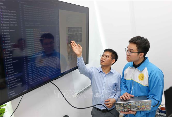 Theo tinh thần Nghị quyết 57 của Bộ Chính trị, Việt Nam đang chú trọng phát triển các ngành khoa học công nghệ, các ngành kỹ thuật mũi nhọn, trong đó có “đường sắt tốc độ cao”. Để phát triển bền vững không chỉ cần công nghệ cao mà còn cần hệ sinh thái nhân lực đồng bộ với đội ngũ nghiên cứu, thiết kế, sản xuất, vận hành và bảo trì. Ảnh: Thanh Tùng – TTXVN