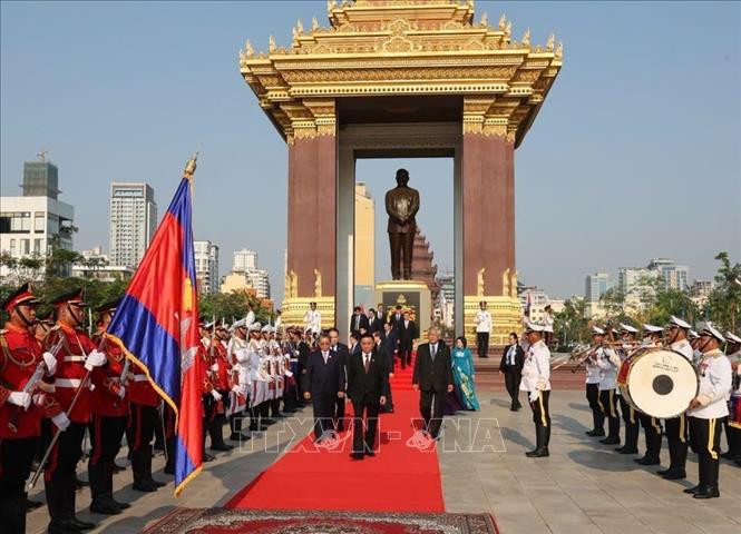 Thường trực Ban Bí thư Trần Cẩm Tú và Đoàn đại biểu cấp cao Việt Nam đặt hoa tại Đài tưởng niệm cố Quốc vương Norodom Sihanouk ở Phnom Penh. Ảnh: Phương Hoa – TTXVN
