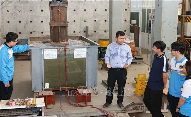 Từ đội ngũ giảng viên được đào tạo bài bản từ các nước trên thế giới, cùng việc đổi mới chương trình đào tạo gắn với thực tiễn; tổ chức đào tạo thực tế giữa trong và ngoài nước, khoa Công trình đã truyền cho sinh viên sự tự tin về ngành học, tạo nền tảng để các em làm việc ngay khi ra trường. Ảnh: Thanh Tùng – TTXVN