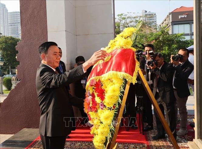 Thường trực Ban Bí thư Trần Cẩm Tú đặt hoa tại Đài tưởng niệm cố Quốc vương Sihanouk ở Phnom Penh. Ảnh: Phương Hoa – TTXVN
