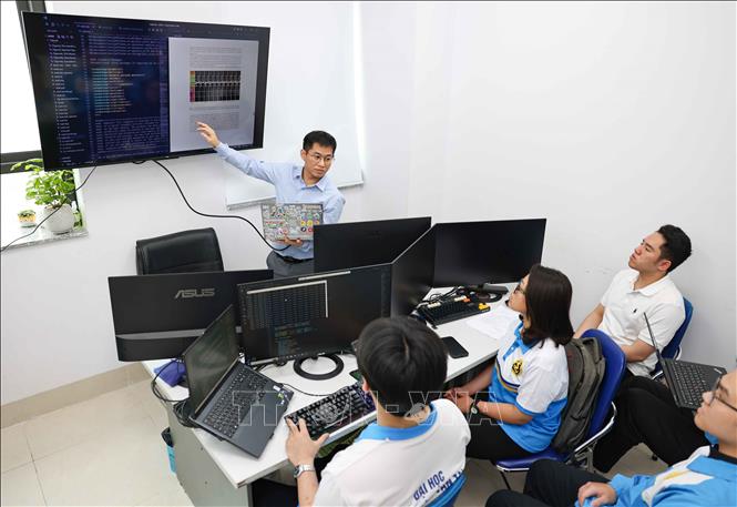 Với mục tiêu tăng trưởng hai con số, Việt Nam rất cần nhiều nguồn lực. Khi đó, người học chọn ngành nghề không phải hiện tại cần gì mà tương lai cần gì. Các em cần chọn cơ sở đào tạo nào để bản thân tiếp cận với nền tảng kiến thức vững chắc, là cơ sở để các em tiếp cận công việc tốt. Ảnh: Thanh Tùng – TTXVN