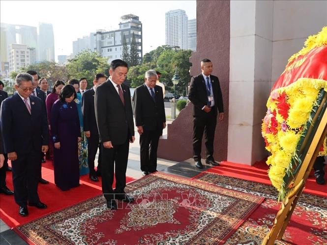 Thường trực Ban Bí thư Trần Cẩm Tú và Đoàn đại biểu cấp cao Việt Nam đặt hoa tại Đài tưởng niệm cố Quốc vương Norodom Sihanouk ở Phnom Penh. Ảnh: Phương Hoa – TTXVN
