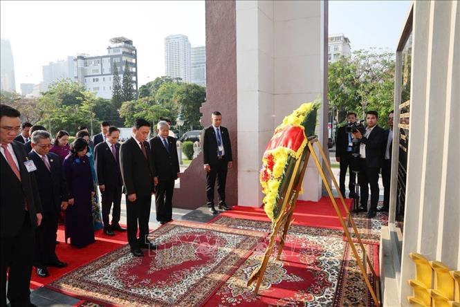 Thường trực Ban Bí thư Trần Cẩm Tú và Đoàn đại biểu cấp cao Việt Nam đặt hoa tại Đài tưởng niệm cố Quốc vương Norodom Sihanouk ở Phnom Penh. Ảnh: Phương Hoa – TTXVN
