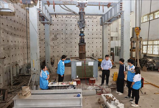 Tuy đường sắt tốc độ cao chưa có ở Việt Nam, song với tầm nhìn về nhân lực một cách có hệ thống, khoa Công trình đã tuyển sinh đào tạo hệ chính quy ngành đường sắt tốc độc cao. Khóa này mới học được 1 năm và sau 4 năm nữa ra trường, đóng góp vào chiến lược đào tạo cung cấp nhân lực chất lượng cao một cách hiệu quả nhất. Ảnh: Thanh Tùng – TTXVN
