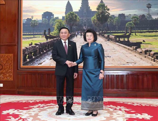 Thường trực Ban Bí thư Trần Cẩm Tú và Chủ tịch Quốc hội Campuchia Khuon Sudary chụp ảnh chung. Ảnh: Phương Hoa - TTXVN