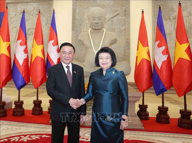 Thường trực Ban Bí thư Trần Cẩm Tú và Chủ tịch Quốc hội Campuchia Khuon Sudary chụp ảnh chung. Ảnh: Phương Hoa - TTXVN