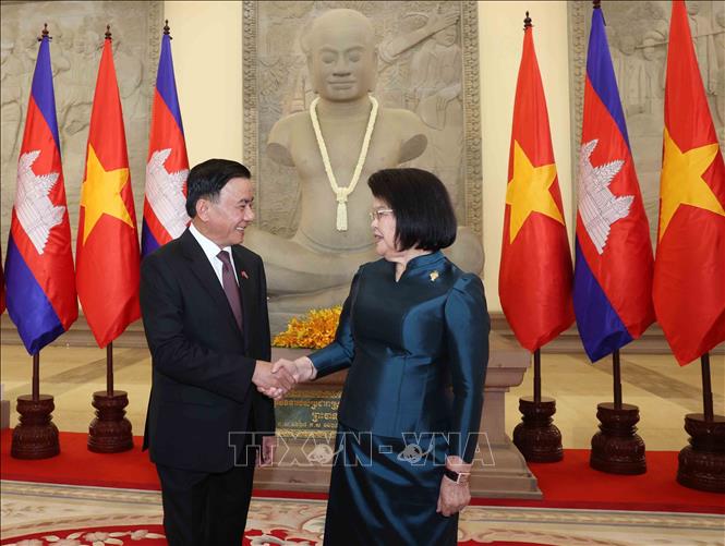 Chủ tịch Quốc hội Campuchia Khuon Sudary đón Thường trực Ban Bí thư Trần Cẩm Tú. Ảnh: Phương Hoa - TTXVN