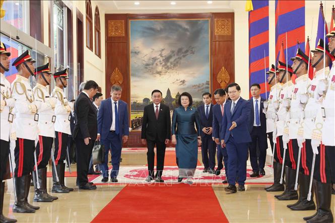 Chủ tịch Quốc hội Campuchia Samdech Khuon Sudary chủ trì lễ đón trọng thể Ủy viên Bộ Chính trị, Thường trực Ban Bí thư Trần Cẩm Tú và Đoàn đại biểu cấp cao Việt Nam. Ảnh: Phương Hoa - TTXVN