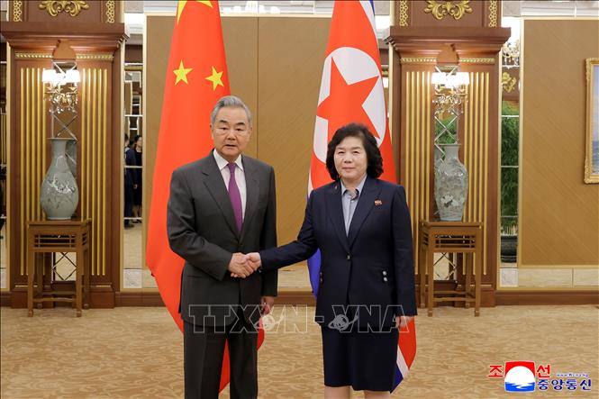 Bộ trưởng Ngoại giao Trung Quốc Vương Nghị (trái) và Ngoại trưởng Triều Tiên Choe Son-hui tại cuộc gặp ở Bình Nhưỡng ngày 9/4/2026. Ảnh: Yonhap/TTXVN