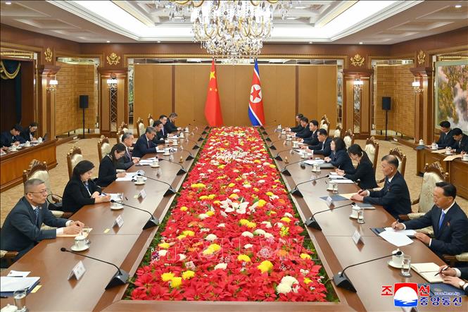 Bộ trưởng Ngoại giao Trung Quốc Vương Nghị (thứ 4, trái) và Ngoại trưởng Triều Tiên Choe Son-hui (thứ 4, phải) tại cuộc hội đàm ở Bình Nhưỡng ngày 9/4/2026. Ảnh: Yonhap/TTXVN