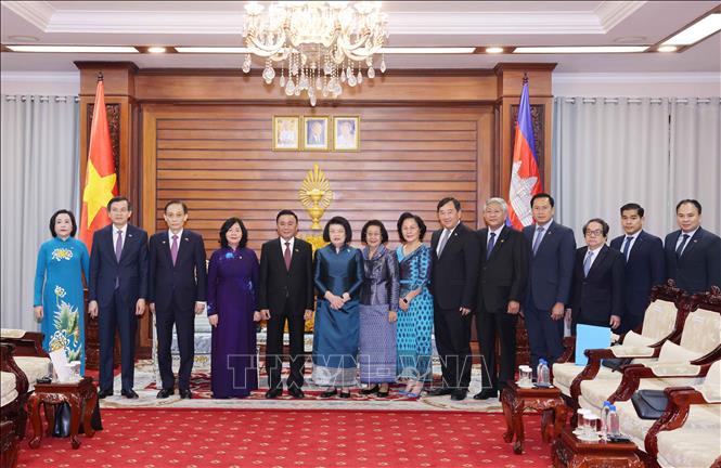 Thường trực Ban Bí thư Trần Cẩm Tú, Chủ tịch Quốc hội Vương quốc Campuchia Khuon Sudary cùng các đại biểu dự cuộc hội kiến. Ảnh: Phương Hoa - TTXVN