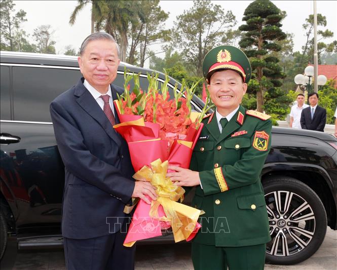 Trung tướng Lương Văn Kiểm, Tư lệnh Quân khu 3 đón Tổng Bí thư, Chủ tịch nước Tô Lâm. Ảnh: Trọng Đức - TTXVN