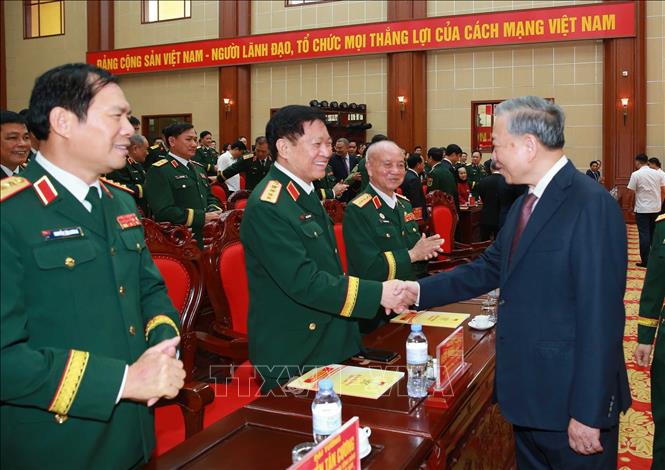 Tổng Bí thư, Chủ tịch nước Tô Lâm với các đồng chí nguyên lãnh đạo Bộ Quốc phòng. Ảnh: Trọng Đức - TTXVN