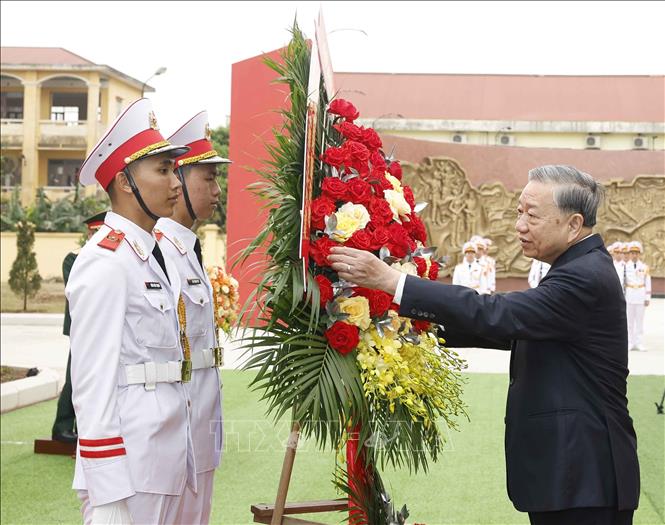 Tổng Bí thư, Chủ tịch nước Tô Lâm đến dâng hương, dâng hoa tưởng niệm Chủ tịch Hồ Chí Minh và các Anh hùng liệt sĩ tại Nhà tưởng niệm các Anh hùng liệt sĩ của Quân khu 3. Ảnh: Thống Nhất - TTXVN