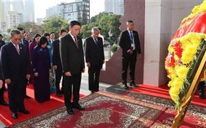 Thường trực Ban Bí thư Trần Cẩm Tú đặt vòng hoa tại Đài Độc lập, Đài tưởng niệm cố Quốc vương Norodom Sihanouk, Đài Hữu nghị Campuchia - Việt Nam