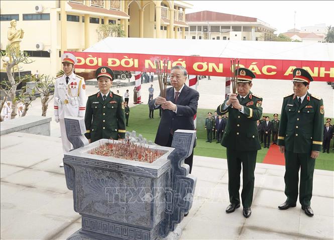 Tổng Bí thư, Chủ tịch nước Tô Lâm dâng hương tưởng niệm Chủ tịch Hồ Chí Minh và các Anh hùng liệt sĩ tại Nhà tưởng niệm các Anh hùng liệt sĩ của Quân khu 3. Ảnh: Thống Nhất - TTXVN