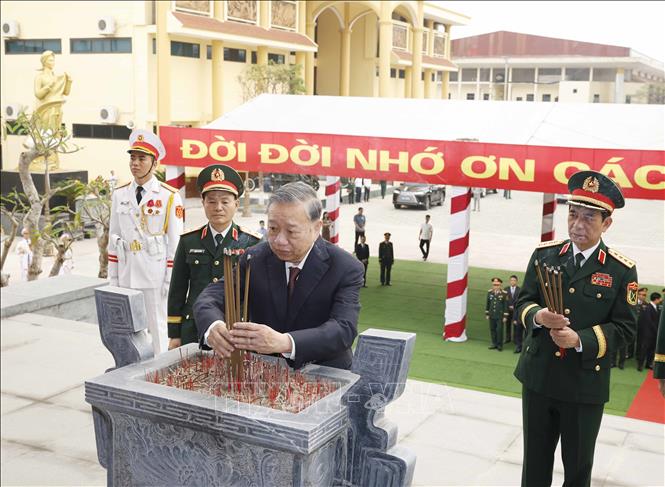 Tổng Bí thư, Chủ tịch nước Tô Lâm dâng hương tưởng niệm Chủ tịch Hồ Chí Minh và các Anh hùng liệt sĩ tại Nhà tưởng niệm các Anh hùng liệt sĩ của Quân khu 3. Ảnh: Thống Nhất - TTXVN