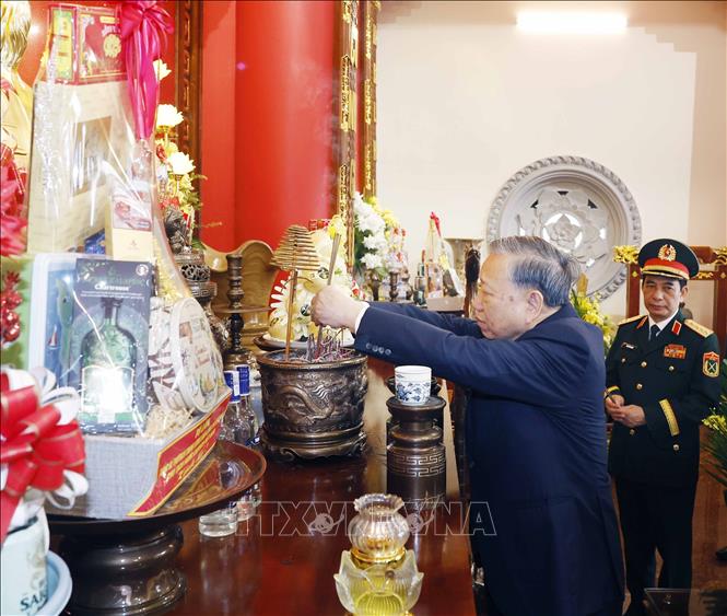 Tổng Bí thư, Chủ tịch nước Tô Lâm dâng hương tưởng niệm Chủ tịch Hồ Chí Minh và các Anh hùng liệt sĩ tại Nhà tưởng niệm các Anh hùng liệt sĩ của Quân khu 3. Ảnh: Thống Nhất - TTXVN