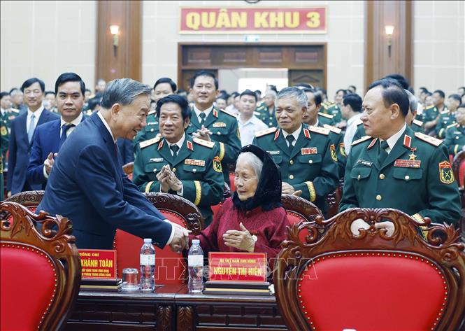 Tổng Bí thư, Chủ tịch nước Tô Lâm với Mẹ Việt Nam Anh hùng Nguyễn Thị Hiên tham dự buổi lễ. Ảnh: Thống Nhất - TTXVN