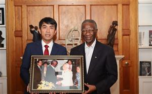 Cựu Tổng thống Nam Phi Thabo Mbeki xúc động nhận quà kỷ niệm từ gia đình Đại tướng Võ Nguyên Giáp