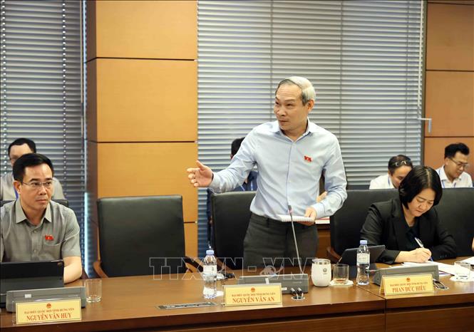 Đại biểu Quốc hội tỉnh Hưng Yên Phan Đức Hiếu thảo luận tại tổ. Ảnh: An Đăng - TTXVN