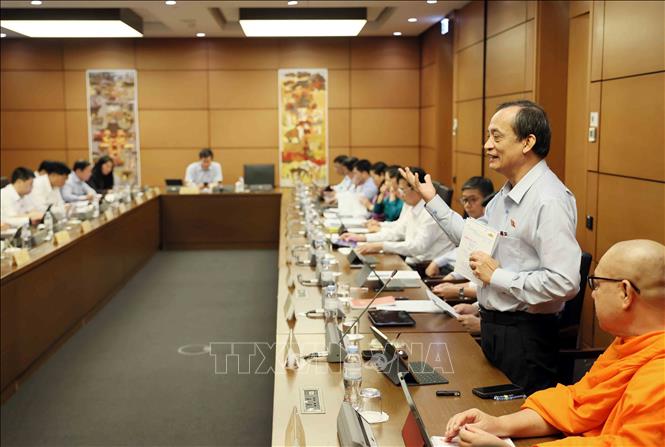 Đại biểu Quốc hội thành phố Cần Thơ Nguyễn Thanh Phương thảo luận tại tổ. Ảnh: An Đăng - TTXVN