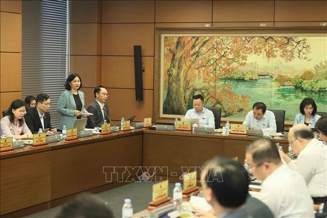 Đoàn đại biểu Quốc hội thành phố Hà Nội thảo luận tại tổ. Ảnh: An Đăng - TTXVN