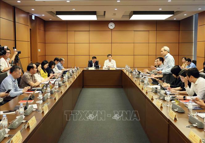 Các đại biểu Quốc hội tỉnh Hưng Yên và tỉnh Gia Lai thảo luận tại tổ. Ảnh: An Đăng - TTXVN