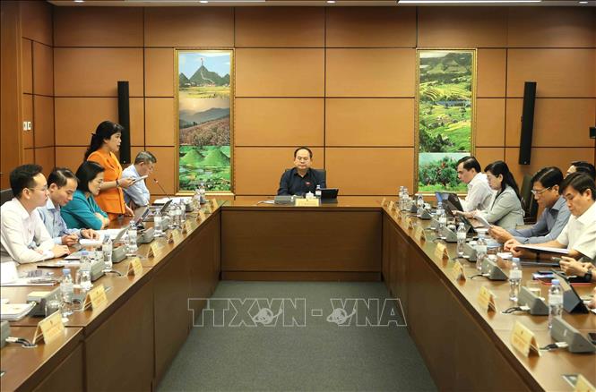 Các đại biểu Quốc hội tỉnh Quảng Ninh và tỉnh Đồng Tháp thảo luận tại tổ. Ảnh: An Đăng - TTXVN