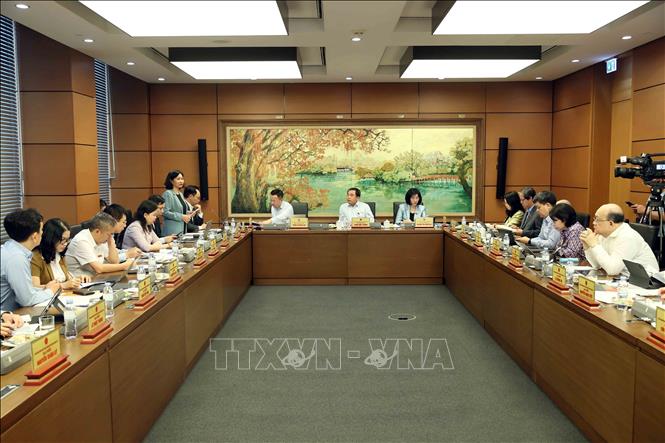 Đoàn đại biểu Quốc hội thành phố Hà Nội thảo luận tại tổ. Ảnh: An Đăng - TTXVN