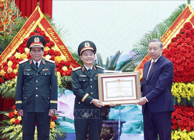 Tổng Bí thư, Chủ tịch nước Tô Lâm, Bí thư Quân uỷ Trung ương trao Danh hiệu Anh hùng Lực lượng vũ trang  
nhân dân tặng Quân khu 3. Ảnh: Thống Nhất - TTXVN
