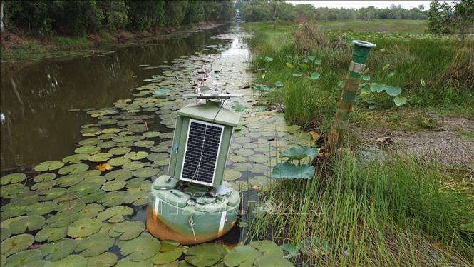 Thiết bị đo thủy văn sử dụng năng lượng điện mặt trời nhằm giám sát mực nước trong rừng. Ảnh: Nhựt An - TTXVN