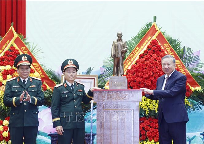 Tổng Bí thư, Chủ tịch nước Tô Lâm, Bí thư Quân uỷ Trung ương tặng bức tượng Chủ tịch Hồ Chí Minh cho Quân khu 3. Ảnh: Thống Nhất - TTXVN