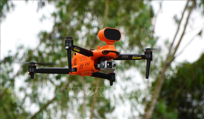 Thiết bị flycam chuyên dụng, tích hợp nhiều công nghệ hiện đại, hỗ trợ đắc lực trong công tác phòng cháy, chữa cháy rừng. Ảnh: Nhựt An - TTXVN