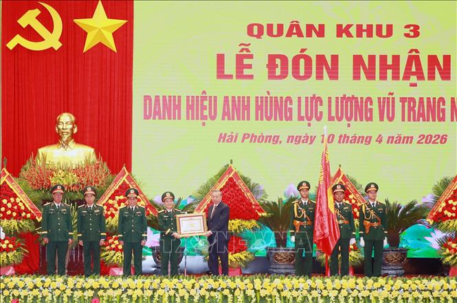 Tổng Bí thư, Chủ tịch nước Tô Lâm, Bí thư Quân ủy Trung ương trao Danh hiệu Anh hùng LLVT nhân dân cho Quân khu 3. Ảnh: Trọng Đức - TTXVN