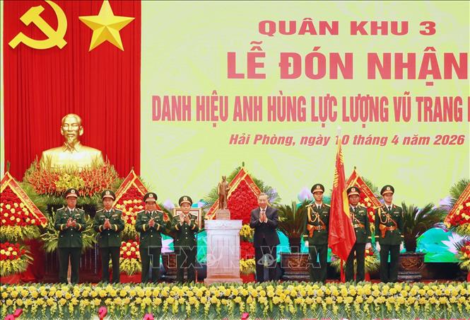 Tổng Bí thư, Chủ tịch nước Tô Lâm, Bí thư Quân ủy Trung ương tặng bức tượng Chủ tịch Hồ Chí Minh cho Quân khu 3. Ảnh: Trọng Đức - TTXVN