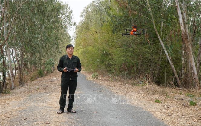 Nhân viên của Vườn Quốc gia Tràm Chim điều khiển flycam để giám sát, bảo vệ rừng trước nguy cơ cháy trong mùa khô. Ảnh: Nhựt An - TTXVN