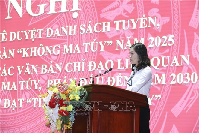 Phó Chánh Văn phòng UBND tỉnh Lạng Sơn Nguyễn Thị Thúy công bố Quyết định xác định tuyến, địa bàn trọng điểm, địa bàn “không ma túy” năm 2025. Ảnh: Anh Tuấn – TTXVN