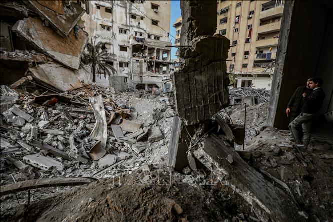 Ngày 6/4/2026, Hội đồng Hòa bình Gaza, cơ chế quốc tế do Mỹ dẫn dắt giám sát việc quản lý Dải Gaza hậu xung đột Hamas-Israel, đã đặt thời hạn đến hết tuần này để Hamas chấp nhận đề xuất giải giáp. Trong khi đó, Đặc phái viên của Hội đồng Hòa bình Gaza Nickolay Mladenov đang nỗ lực thúc đẩy giai đoạn tái thiết trong kế hoạch của Tổng thống Mỹ Donald Trump, trong bối cảnh khả năng hợp tác giữa Phong trào Hồi giáo Hamas và Israel được đánh giá vẫn ở mức thấp. Ảnh: Cảnh đổ nát sau cuộc không kích của Israel xuống Gaza. THX/TTXVN