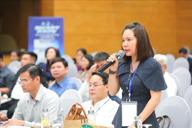 Bà Vũ Thị Thuỷ, Giám đốc HTX 3T Farm chia sẻ tại Diễn đàn. Ảnh: Lê Đông - TTXVN