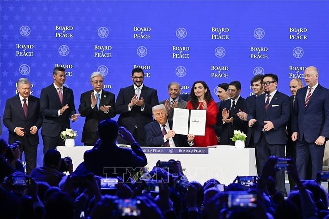 Ngày 6/4/2026, Hội đồng Hòa bình Gaza, cơ chế quốc tế do Mỹ dẫn dắt giám sát việc quản lý Dải Gaza hậu xung đột Hamas-Israel, đã đặt thời hạn đến hết tuần này để Hamas chấp nhận đề xuất giải giáp. Trong ảnh: Tổng thống Mỹ Donald Trump phát biểu tại lễ ký chính thức thành lập Hội đồng Hòa bình Dải Gaza ở Davos, Thuỵ Sĩ ngày 22/1/2026. Ảnh: Anadolu Agency/TTXVN