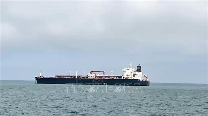Trong bối cảnh các cuộc đàm phán theo thỏa thuận ngừng chiến giữa Mỹ và Iran sẽ được khởi động cuối tuần này, ngày 9/4/2026, lãnh đạo hai nước vẫn đưa ra những tuyên bố cứng rắn cho thấy sự mâu thuẫn trong mục tiêu đàm phán giữa hai bên. Tổng thống Mỹ Donald Trump nhấn mạnh Iran không được thu phí tàu thuyền đi qua eo biển Hormuz và các vấn đề liên quan đến thu phí qua eo biển này không phải là thỏa thuận đã có giữa hai nước. Trong ảnh: Tàu chở dầu cập cảng ở Gujarat, Ấn Độ, sau khi di chuyển qua eo biển Hormuz. Ảnh: ANI/TTXVN