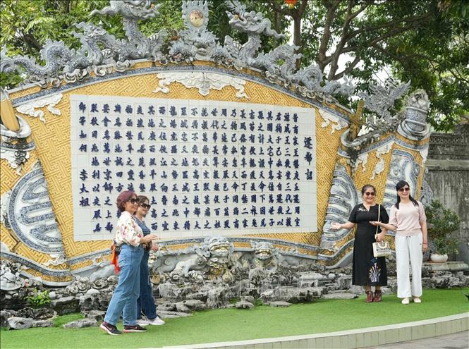 Du khách chụp ảnh với Bức cuốn thư 