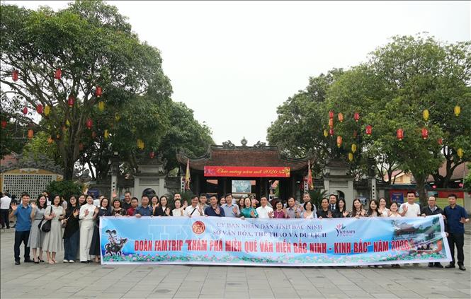 Đoàn Famtrip gồm các doanh nghiệp lữ hành khảo sát du lịch tại Đền Đô. Ảnh: Đồng Thúy - TTXVN