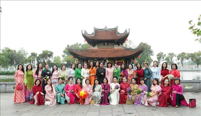 Đoàn du khách chụp ảnh tại Đền Đô. Ảnh: Đồng Thúy - TTXVN