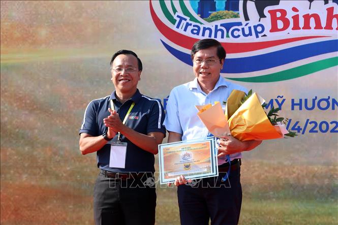 Ban tổ chức tri ân đơn vị đồng hành cùng Giải đấu. Ảnh: Trung Kiên - TTXVN