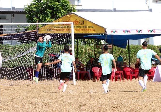 Các đội bóng thi đấu quyết liệt với nhiều pha tấn công và phòng thủ chặt chẽ giữa 2 đội. Ảnh: Trung Kiên - TTXVN