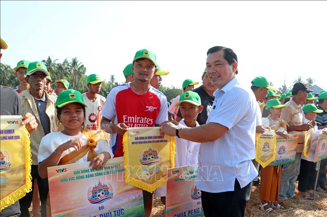 Ban tổ chức trao cờ lưu niệm cho các đội bóng tham gia. Ảnh: Trung Kiên - TTXVN